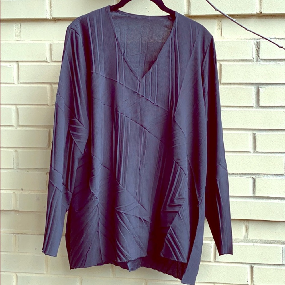 Babette dark Navy Microfiber Crinkle blouse.  Med.